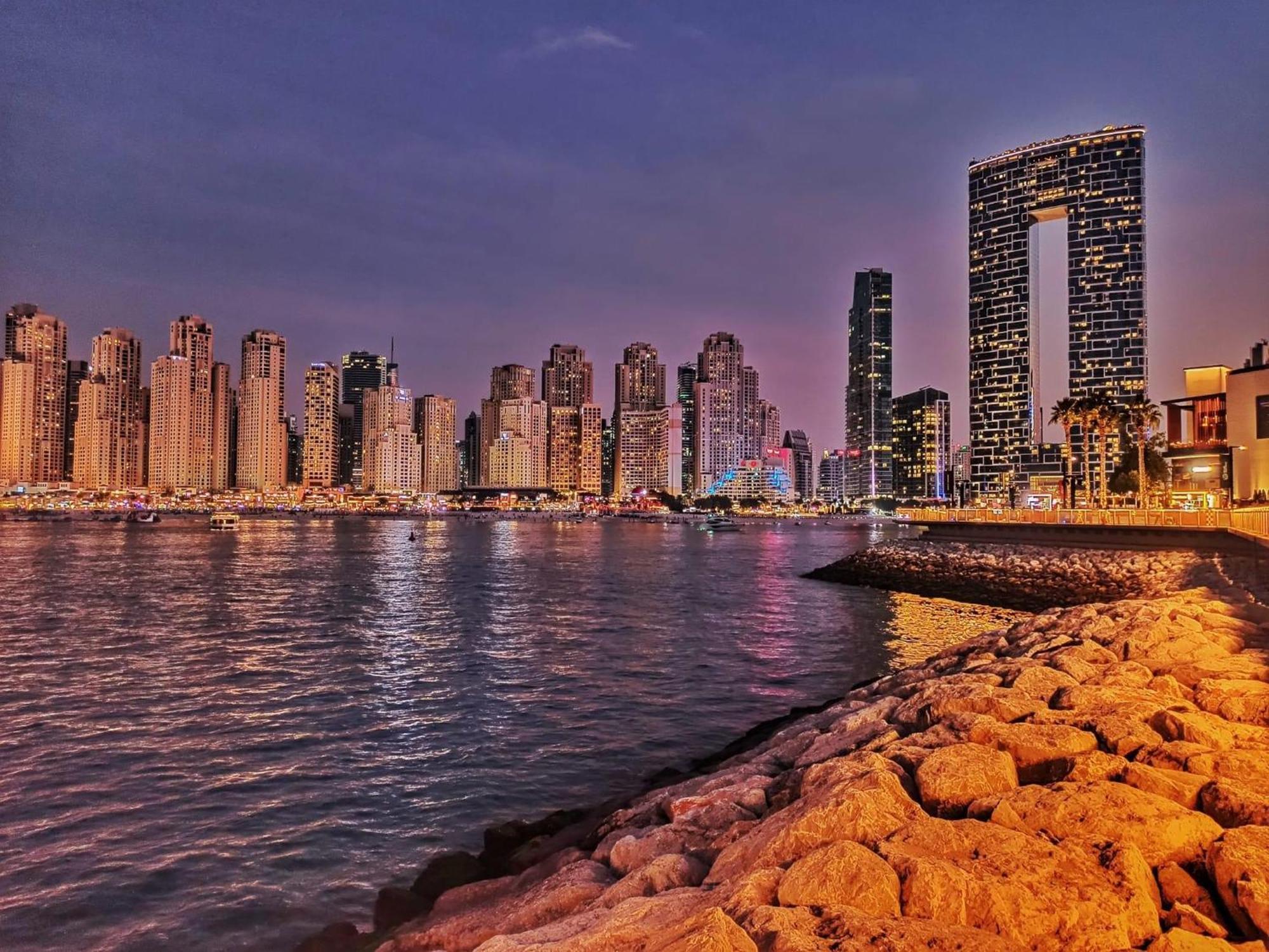 Seaview Beach Hostel Jbr - Walk To Beach - Gym - Pool - Metro Station Dubai Bagian luar foto