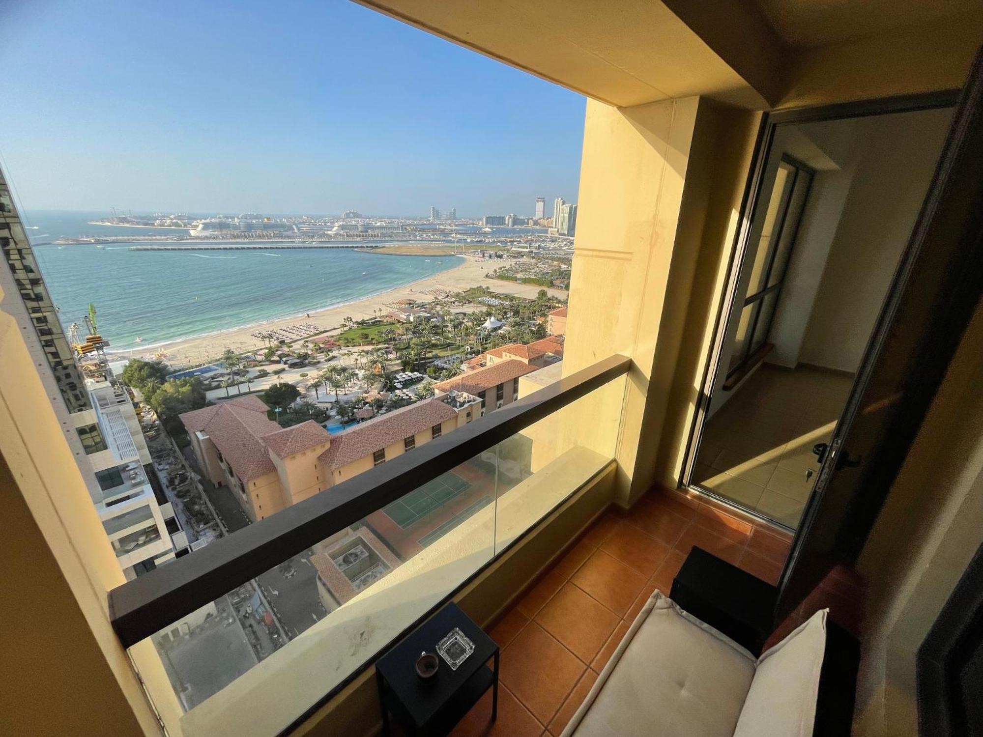 Seaview Beach Hostel Jbr - Walk To Beach - Gym - Pool - Metro Station Dubai Bagian luar foto