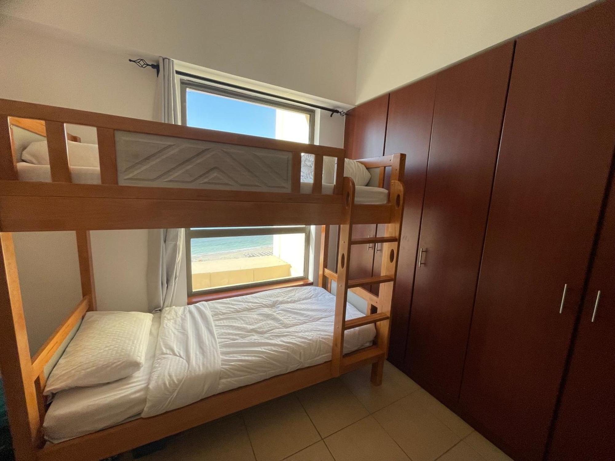 Seaview Beach Hostel Jbr - Walk To Beach - Gym - Pool - Metro Station Dubai Bagian luar foto