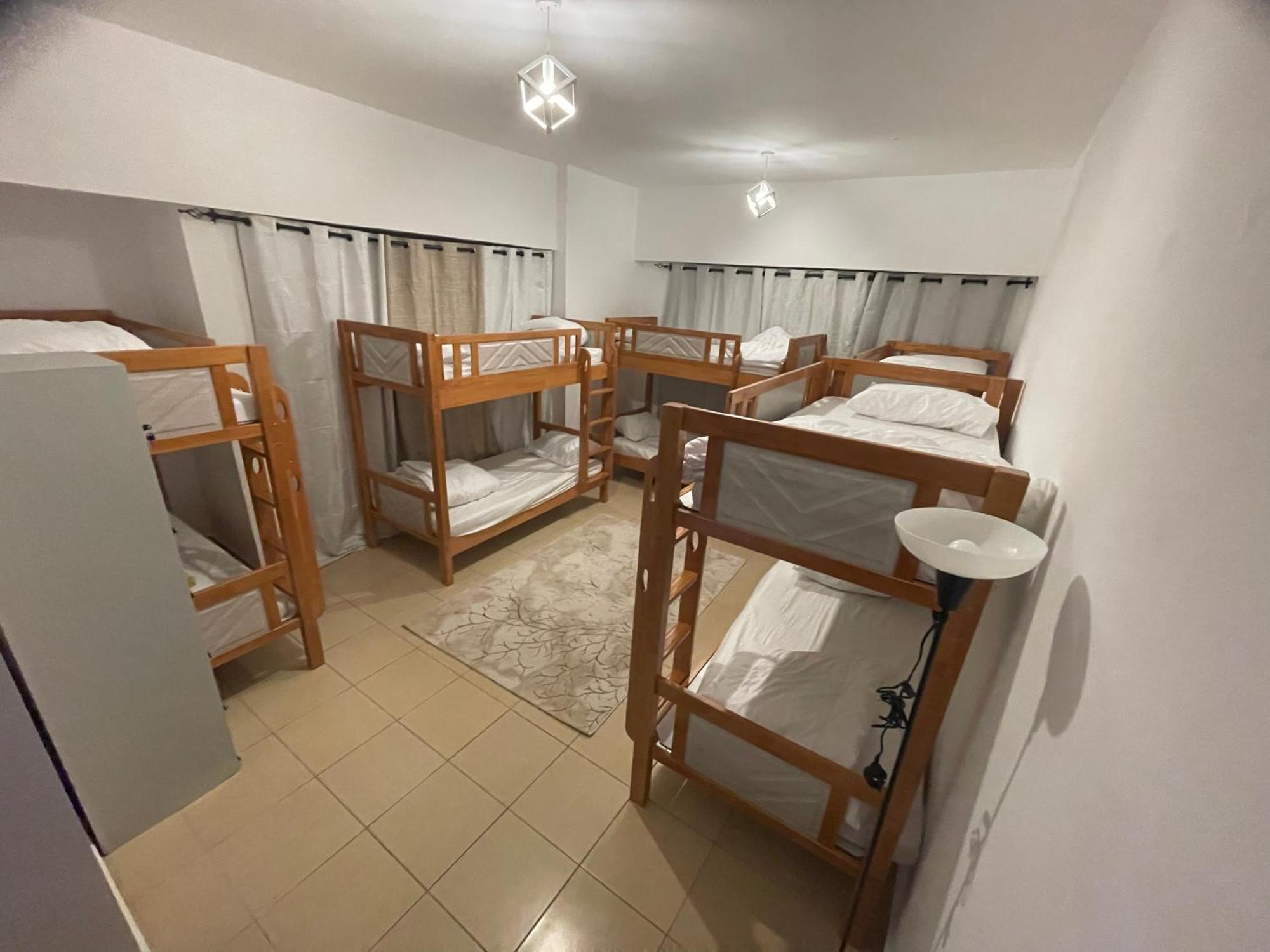 Seaview Beach Hostel Jbr - Walk To Beach - Gym - Pool - Metro Station Dubai Bagian luar foto