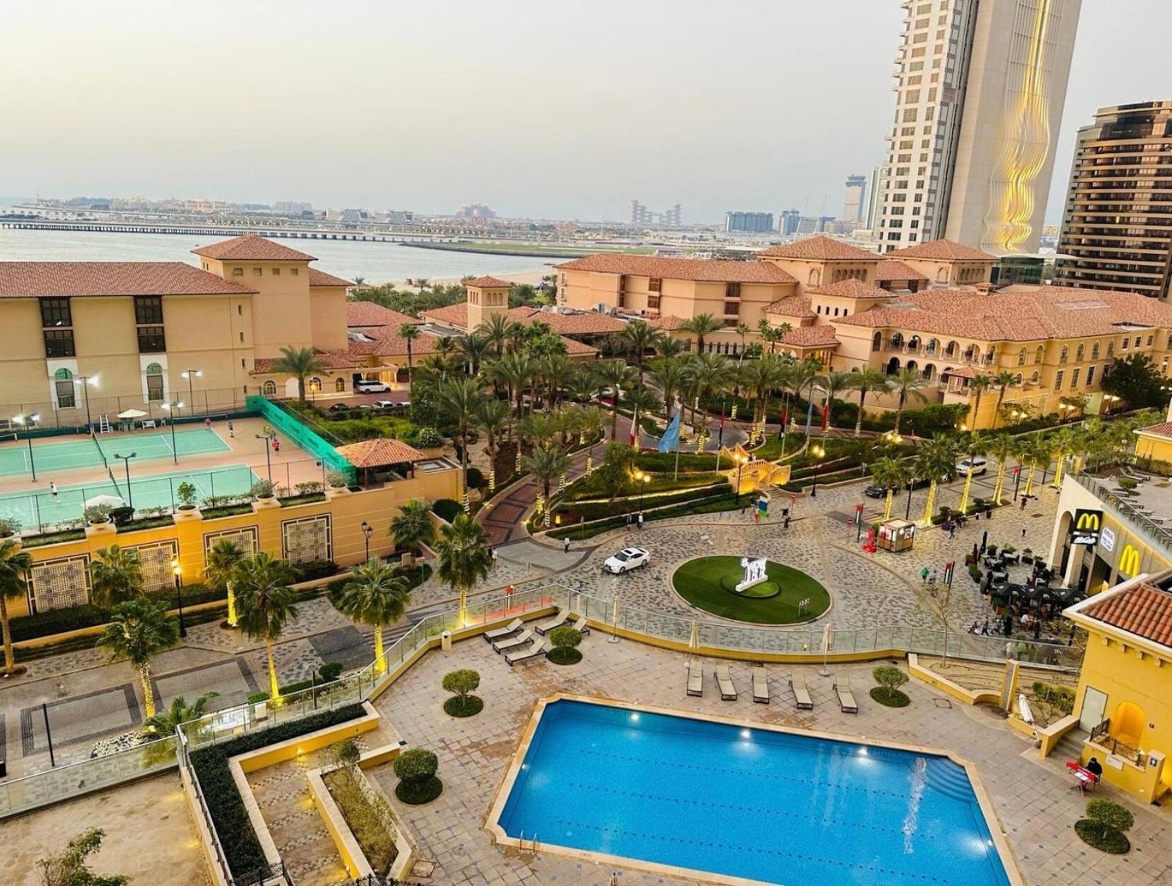 Seaview Beach Hostel Jbr - Walk To Beach - Gym - Pool - Metro Station Dubai Bagian luar foto