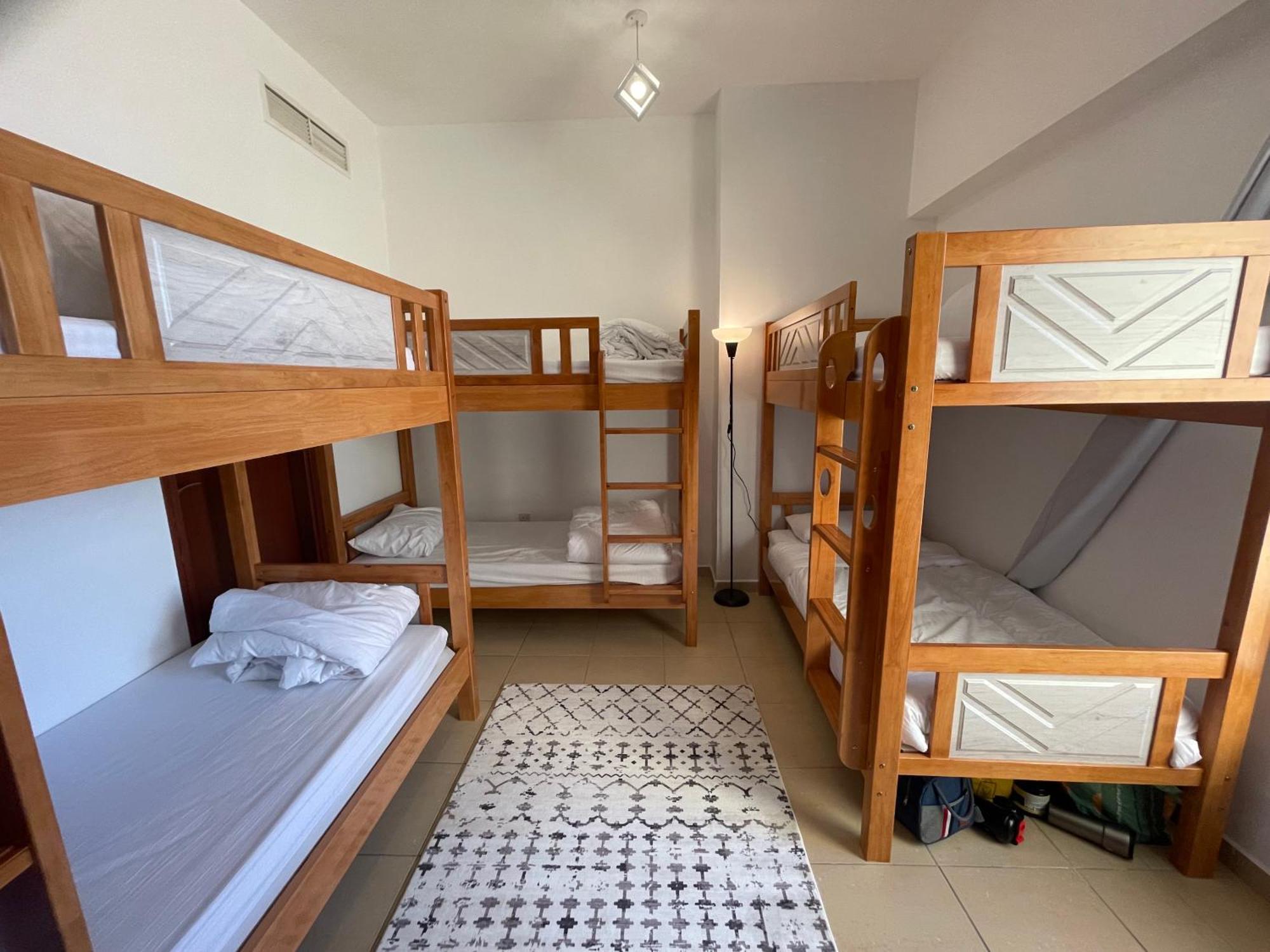 Seaview Beach Hostel Jbr - Walk To Beach - Gym - Pool - Metro Station Dubai Bagian luar foto