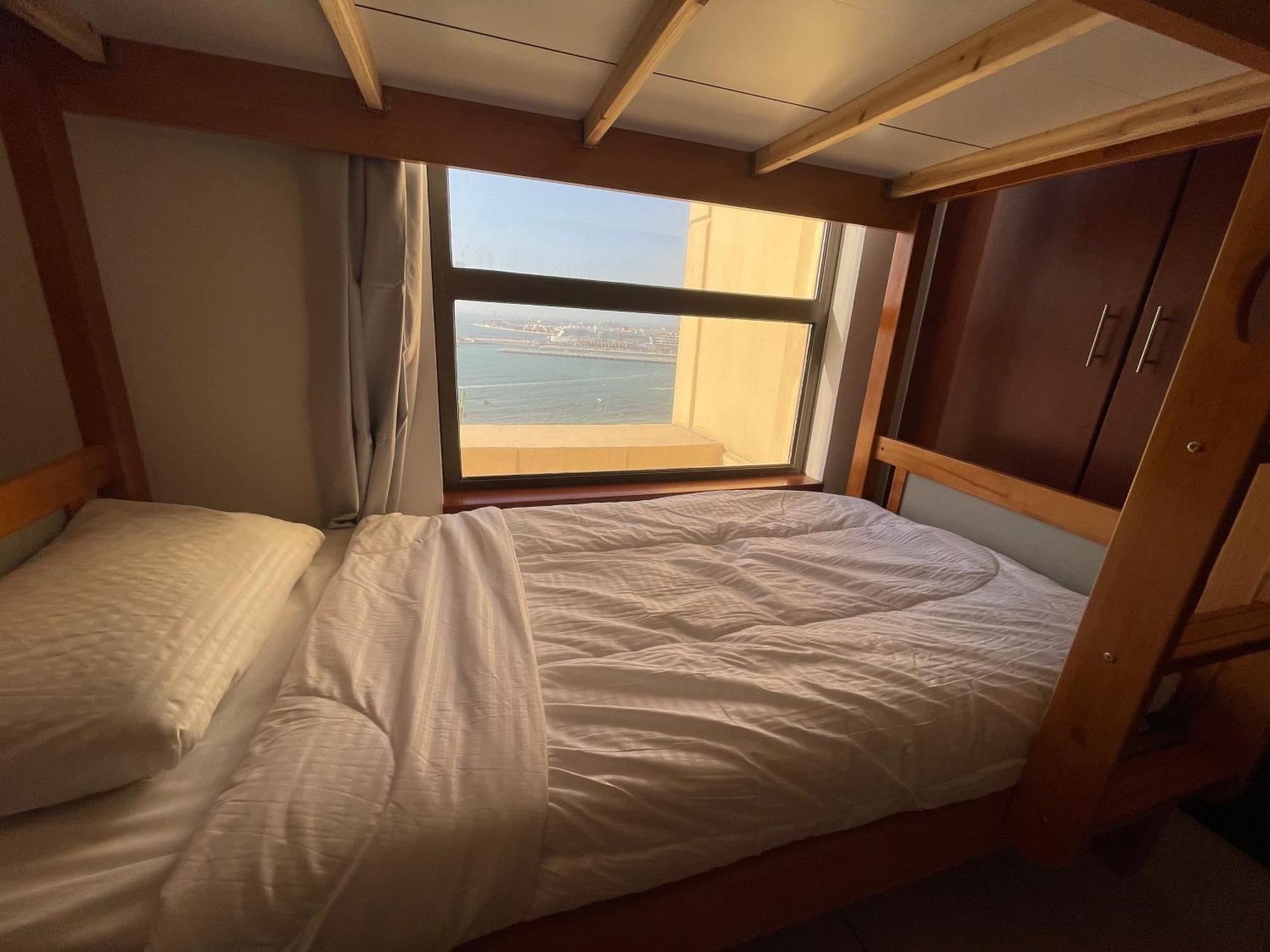 Seaview Beach Hostel Jbr - Walk To Beach - Gym - Pool - Metro Station Dubai Bagian luar foto