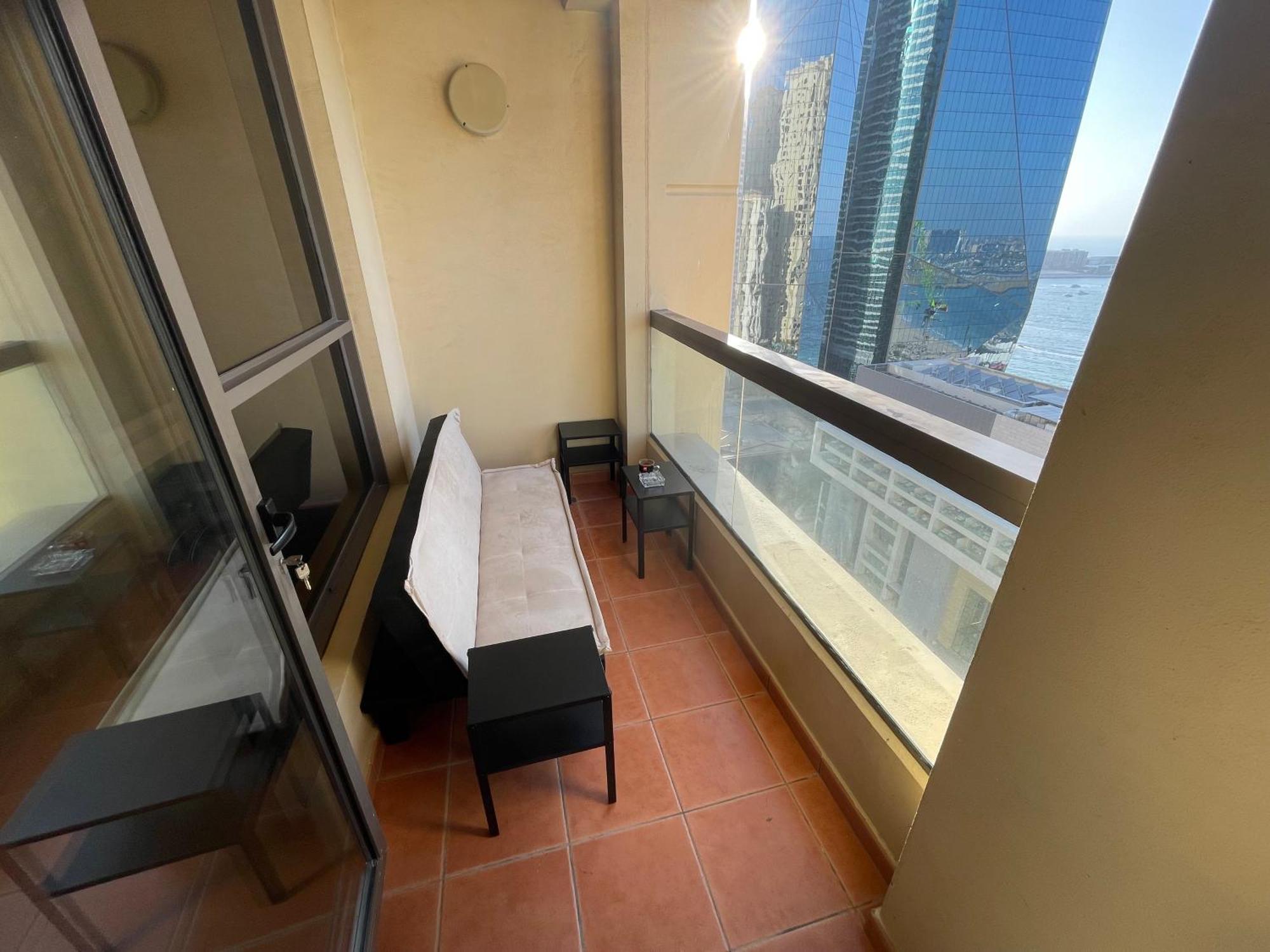 Seaview Beach Hostel Jbr - Walk To Beach - Gym - Pool - Metro Station Dubai Bagian luar foto