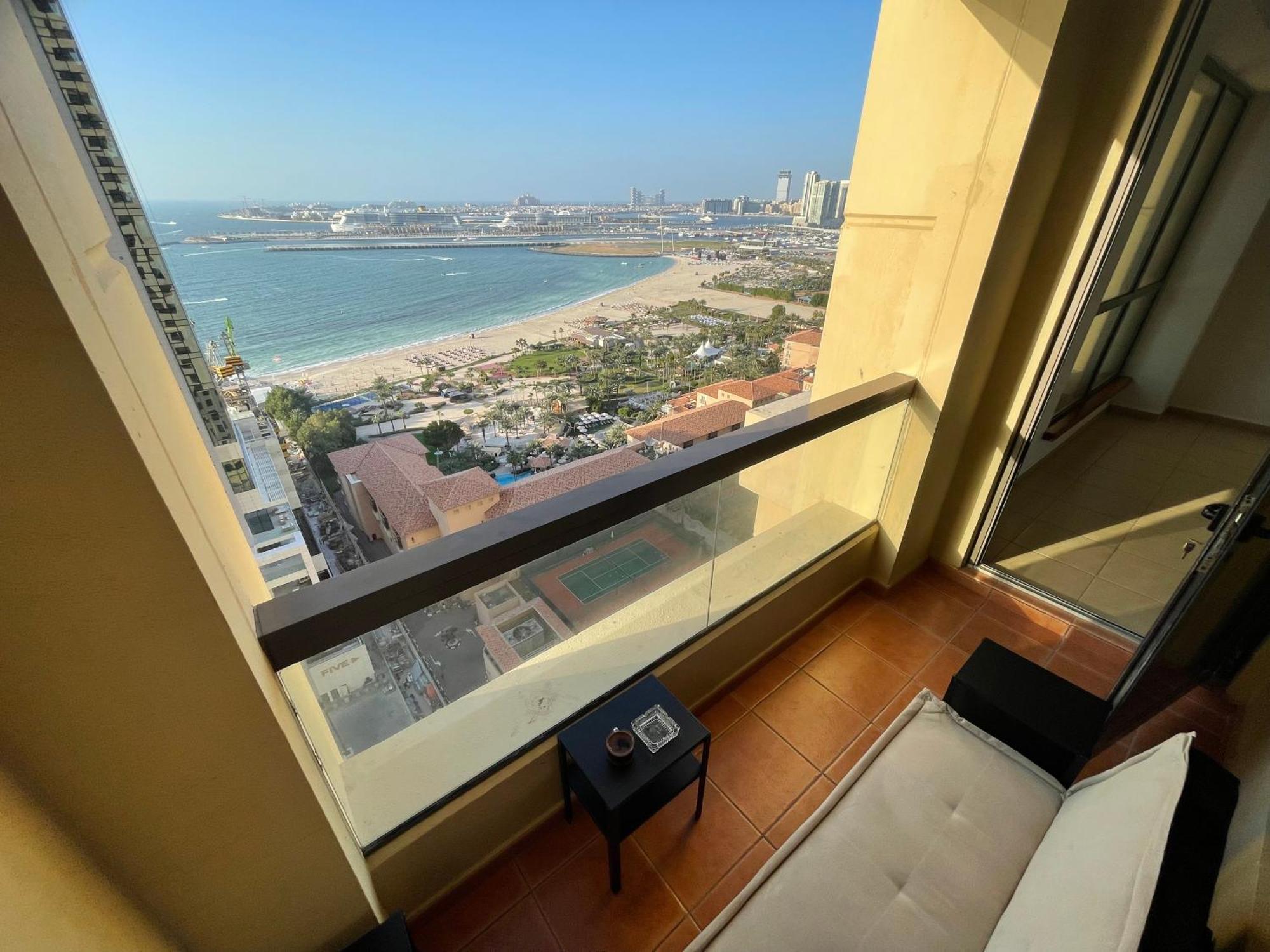 Seaview Beach Hostel Jbr - Walk To Beach - Gym - Pool - Metro Station Dubai Bagian luar foto
