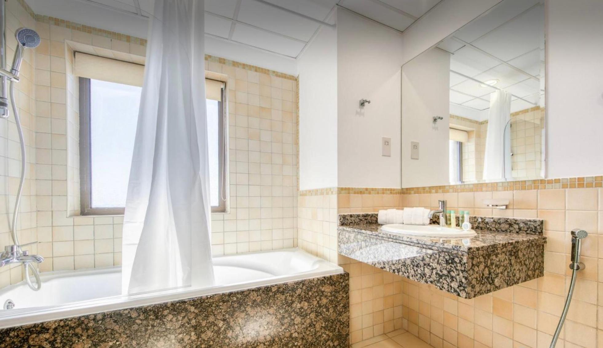 Seaview Beach Hostel Jbr - Walk To Beach - Gym - Pool - Metro Station Dubai Bagian luar foto